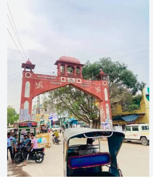 श्री डूंगरगढ़ का लाल प्रवेश द्वार और सड़क पर चलते स्थानीय वाहन