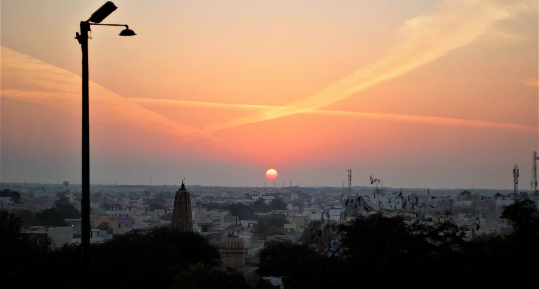 सुनहरी सांझ के समय श्री डूंगरगढ़ का नगर परिदृश्य
